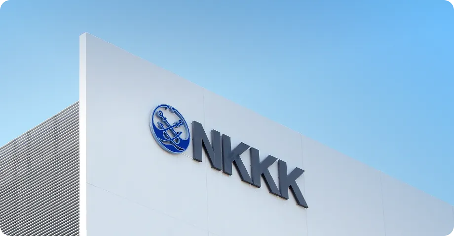 NKKKのロゴが描かれた建物の外壁